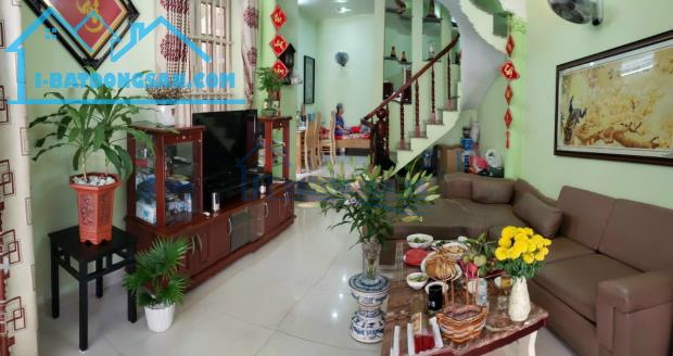 Bán Nhà 2 Tầng Nguyễn Bảo hẻm 8m DT: 70m2 Bìa Hồng Hoàn Công Giá 3 tỷ 950