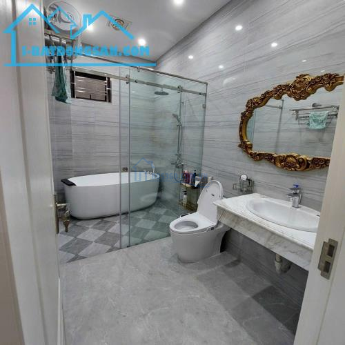 Bán nhà ngõ 512 Nguyễn Văn Linh, diện tích 93m 4 tầng độc lập GIÁ 7.99 tỉ ô.tô đỗ cửa