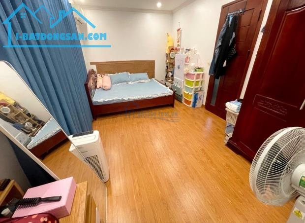 Bán nhà Hoa Lâm 30m2, 5 tầng, mt 5.5m, gần ô tô, 3.5 tỷ