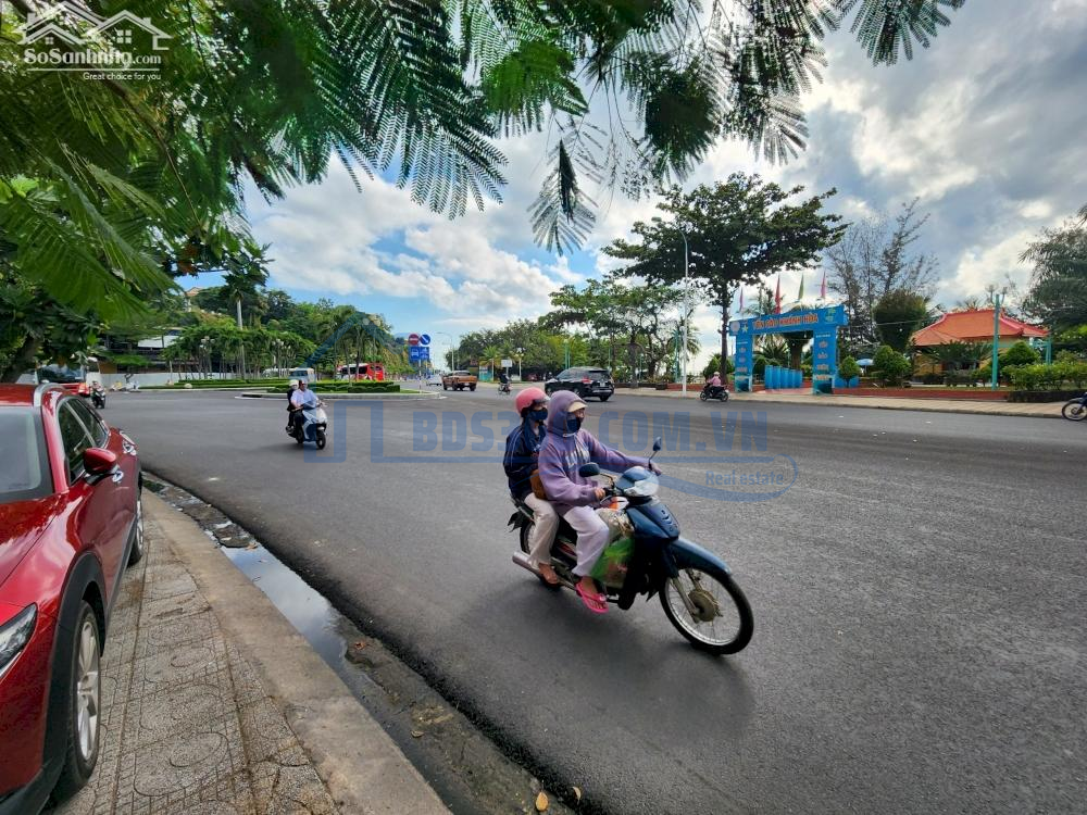 Bán nhà Mặt Tiền Kinh Doanh_View Biển_View Công Viên_Đường Phạm Văn Đồng_Gần Tháp Bà Nha Trang