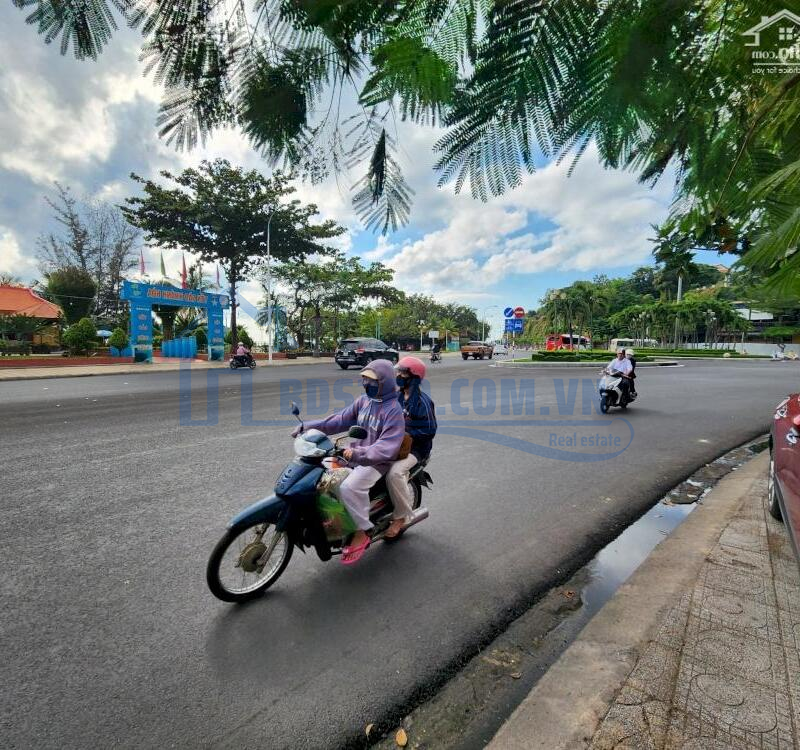 Bán nhà Mặt Tiền Kinh Doanh_View Biển_View Công Viên_Đường Phạm Văn Đồng_Gần Tháp Bà Nha Trang