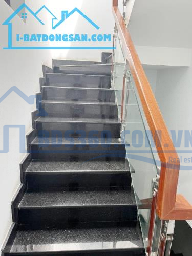 Nhà Đẹp Cần Bán - 3 Tầng - Đường Xe Hơi - Chưa Tới 5 Tỷ - Tân Chánh Hiệp - Quận 12