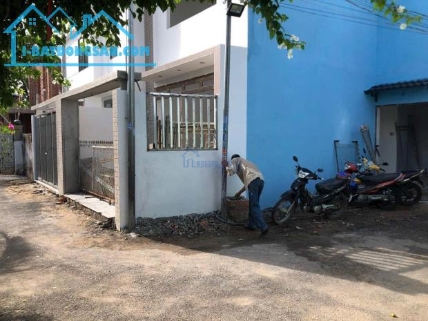 Bán nhà góc 2mặt tiền hẻm1,990tỷ,SHR thổcư,đường ôtô vào tận cửa,gần chợ và UBND-Tân Vạn