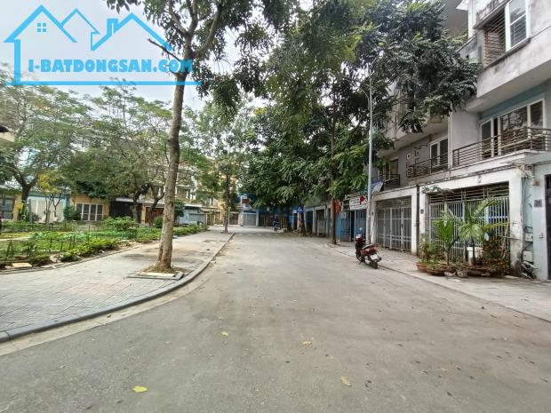 Bán nhà Lk 90m2*4.5T Văn Phú vừa ở vửa kinh doanh siêu đỉnh.Lh 0975*100*988.