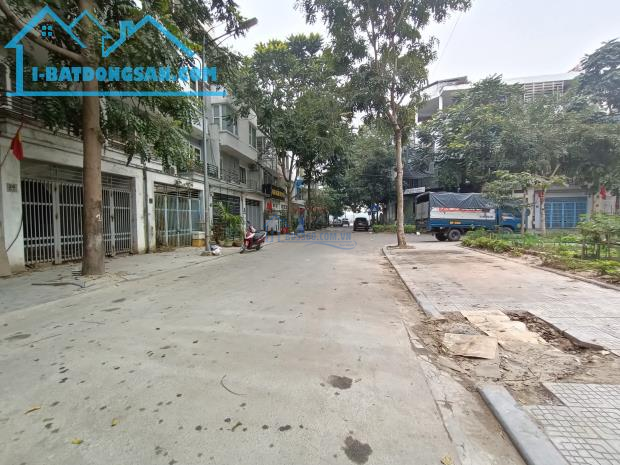 Bán nhà Lk 90m2*4.5T Văn Phú vừa ở vửa kinh doanh siêu đỉnh.Lh 0975*100*988.