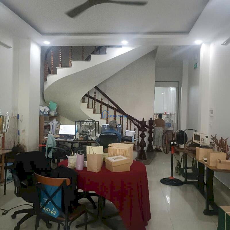 Giảm 5 tỷ. Bán nhà 3 tầng, MT Nguyễn Thông, diện tích 100m2, 11 tỷ.