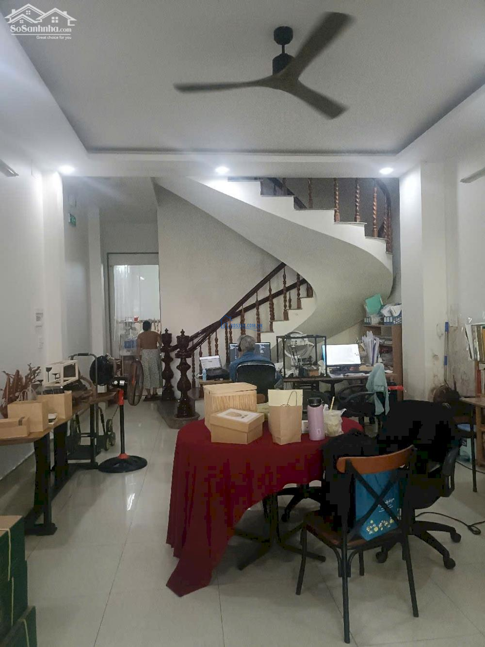 Giảm 5 tỷ. Bán nhà 3 tầng, MT Nguyễn Thông, diện tích 100m2, 11 tỷ.