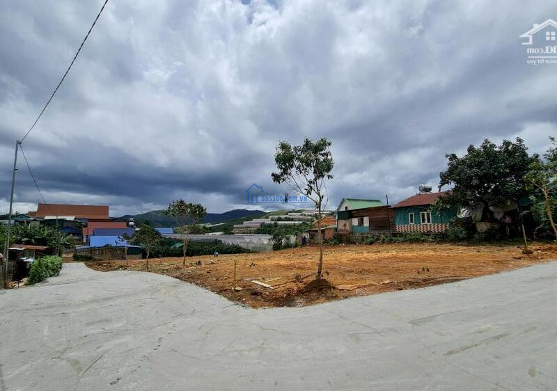 Đạ Sar Đà Lạt. Lô 2 mặt đường 2100m2. Thổ cư 2000m2. Đường oto