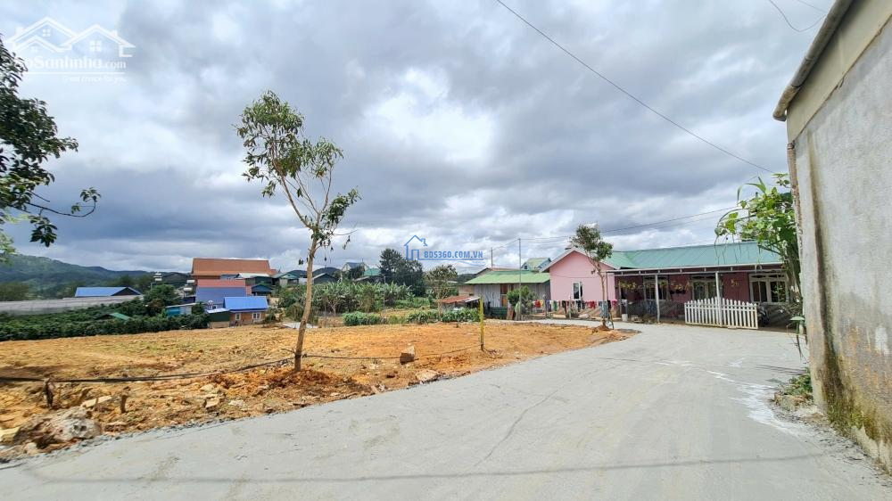 Đạ Sar Đà Lạt. Lô 2 mặt đường 2100m2. Thổ cư 2000m2. Đường oto