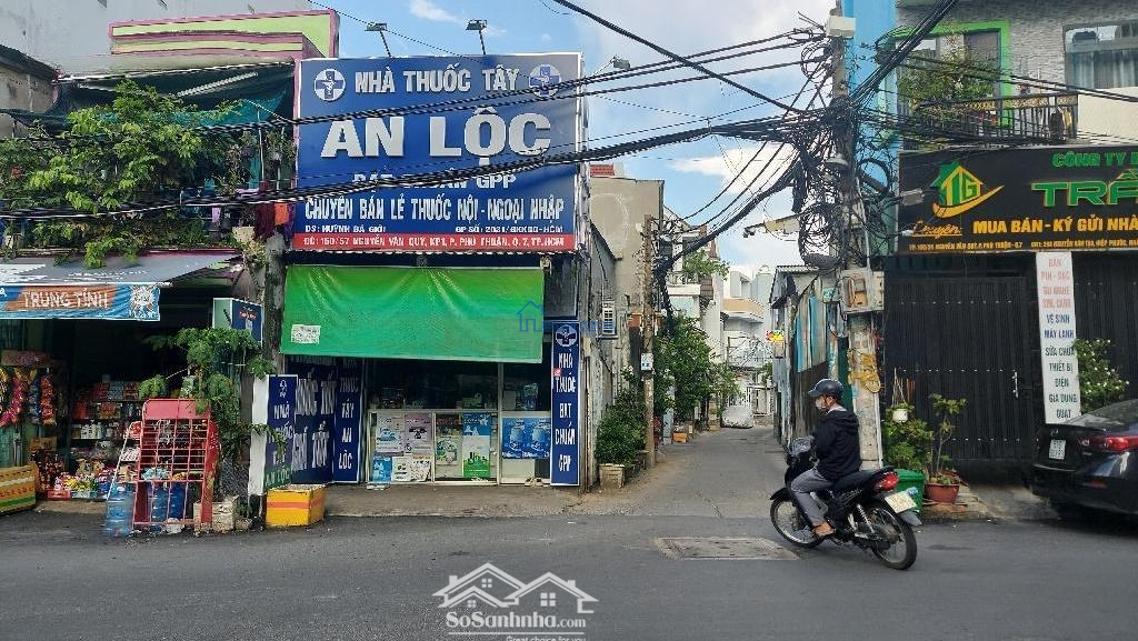 Bán Nhà Quận 7 - Hơn 260M2 - Sân Vườn Trồng Cây- Hẻm Xe Hơi - Giá Chỉ 9 Tỷ Hơn