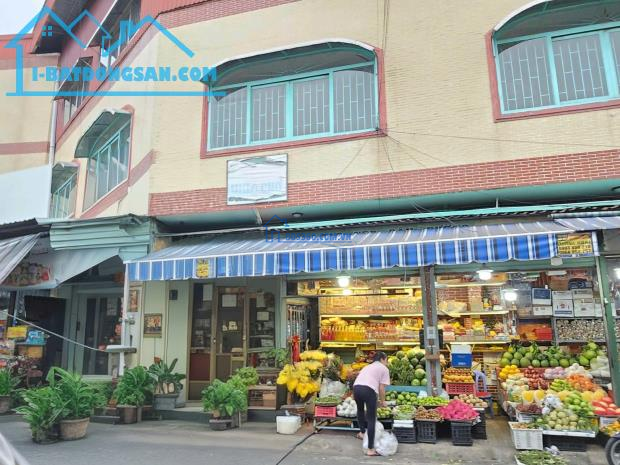 Căn góc 2 mặt tiền chợ, Thuận An, 200m2 đất, 3 tầng 6PN, 3 Kiot dòng tiền 400 triệu