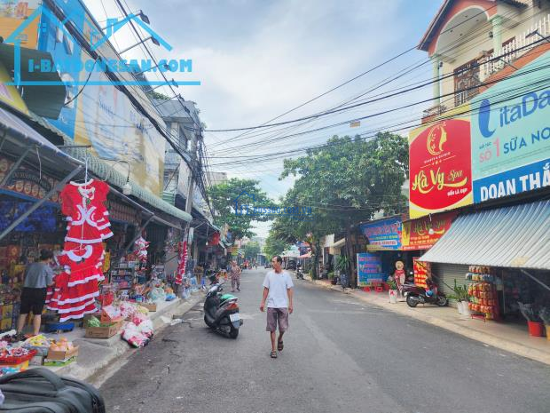 Căn góc 2 mặt tiền chợ, Thuận An, 200m2 đất, 3 tầng 6PN, 3 Kiot dòng tiền 400 triệu