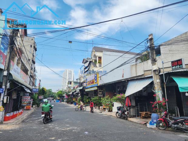 Căn góc 2 mặt tiền chợ, Thuận An, 200m2 đất, 3 tầng 6PN, 3 Kiot dòng tiền 400 triệu