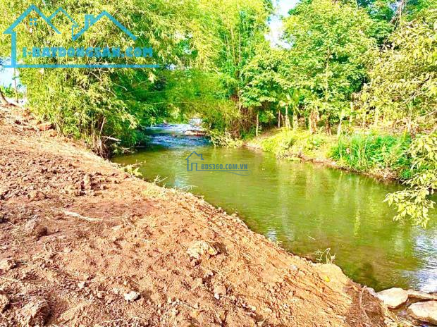 Bán gấp công chứng trước tết (20x36=857m2) 2MT view suối, giá 280 tr/s đối diện trường chợ