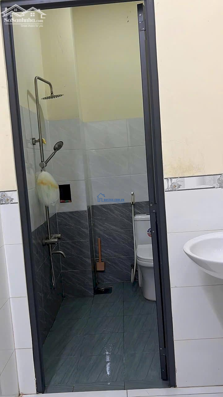 Cho thuê 1 lầu 1 trệt 3PN, gần chợ cây xăng 26, Tân Phong sạch đẹp