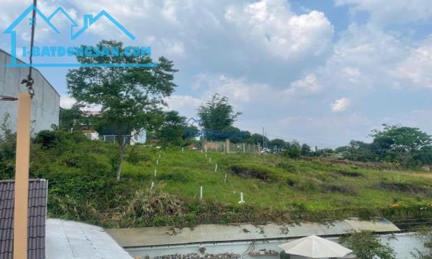 Bán đất Bảo Lộc phường 2. Diện tích 125m2 (5m x 25m). Đường nhựa. Đất có view siêu đẹp. Hạ
