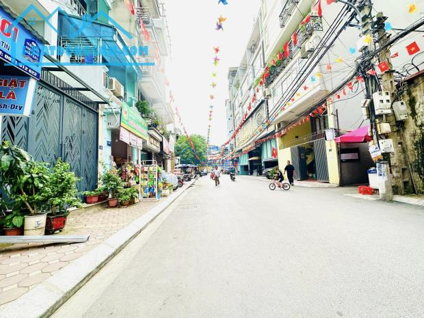 Bán nhà 198 Xã Đàn, Quận Đống Đa. DT: 75m. MT: 6,4m. Kinh doanh, thông oto tránh