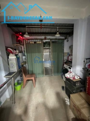 ► Sau lưng MT Hoàng Diệu, Ô tô đậu 20m, 42m2, 2 tầng, sạch, 2.2 tỷ