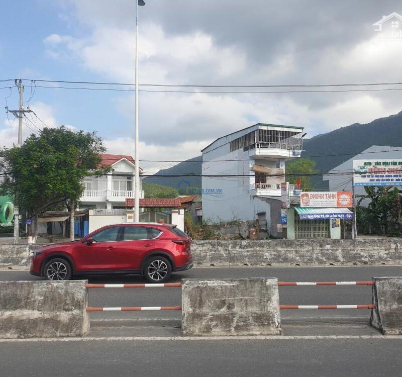 Vị trí đẹp, trục đường chính Nguyễn Tất Thành-Nha Trang.392m2 đất Chỉ cách chợ 400m.