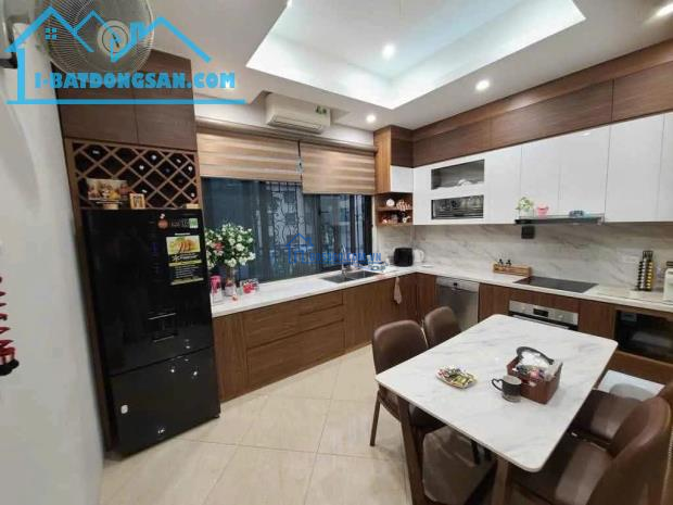 CHÍNH CHỦ EM CẦN BÁN PHÂN LÔ NGUYỄN VĂN HUYÊN, Ô TÔ TRÁNH, KINH DOANH, 60M2 NHỈNH 18 TỶ