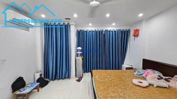 ĐẲNG CẤP PHÂN LÔ TRUNG KÍNH, ÔTÔ TẢI TRÁNH, VỈA HÈ 4,5M, KINH DOANH VÔ ĐỐI, NHỈNH 19 TỶ