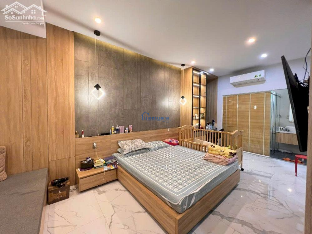 Cho thuê nhà đẹp 3 tầng 4 phòng MT đường 7.5m khu Nam Việt Á, nội thất cao cấp