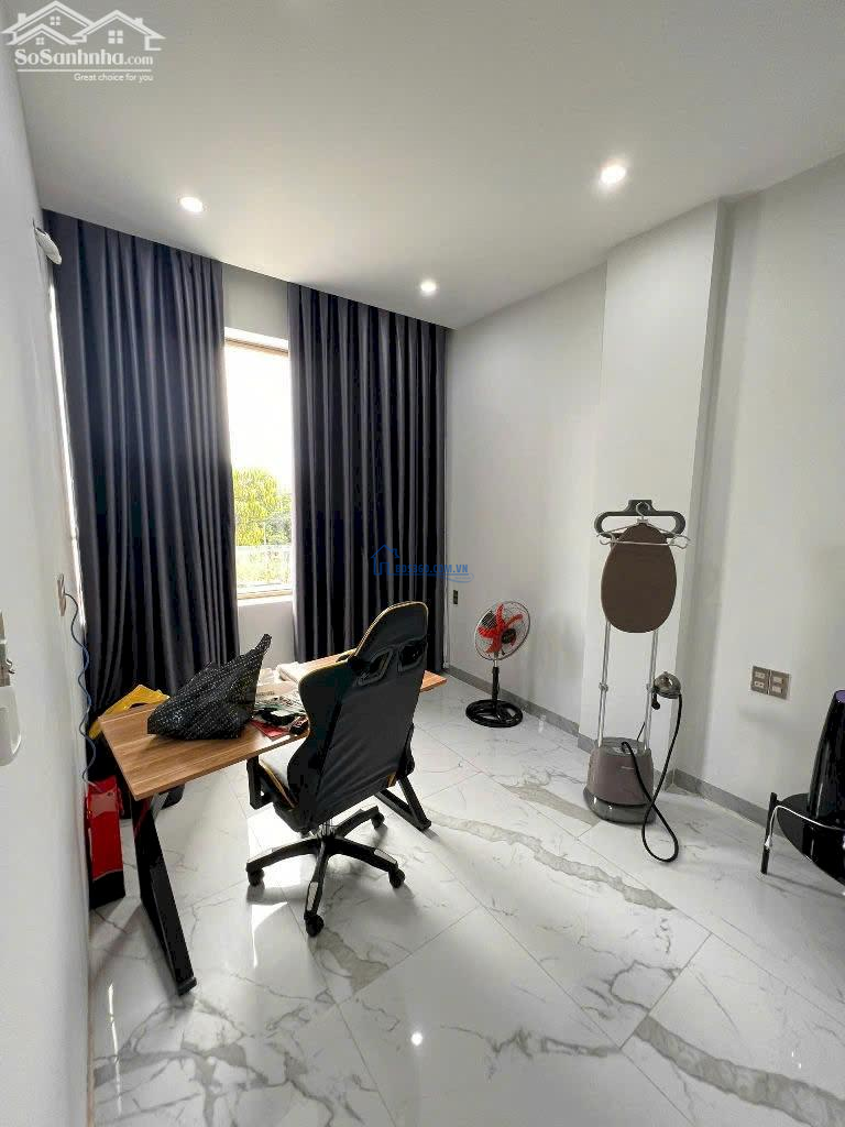 Cho thuê nhà đẹp 3 tầng 4 phòng MT đường 7.5m khu Nam Việt Á, nội thất cao cấp