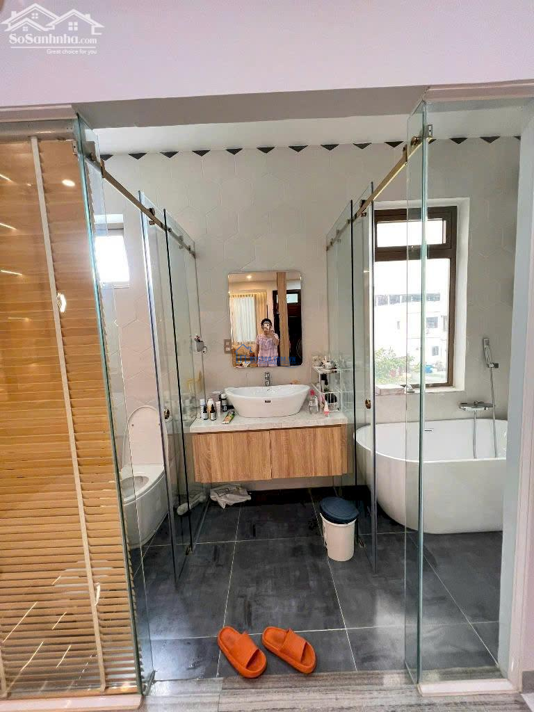 Cho thuê nhà đẹp 3 tầng 4 phòng MT đường 7.5m khu Nam Việt Á, nội thất cao cấp