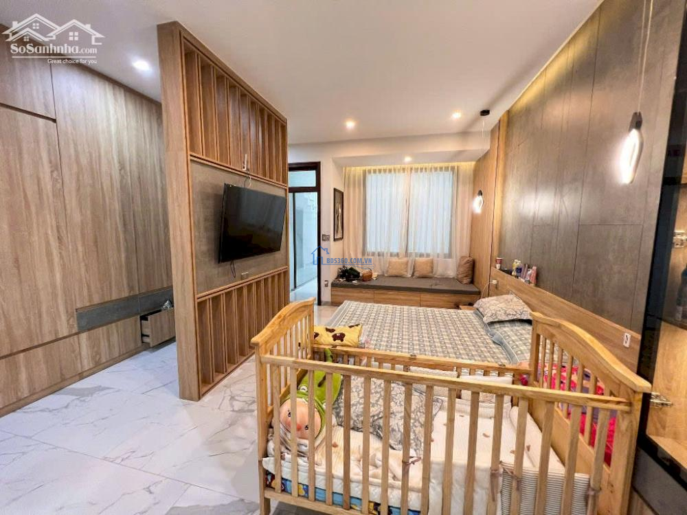 Cho thuê nhà đẹp 3 tầng 4 phòng MT đường 7.5m khu Nam Việt Á, nội thất cao cấp