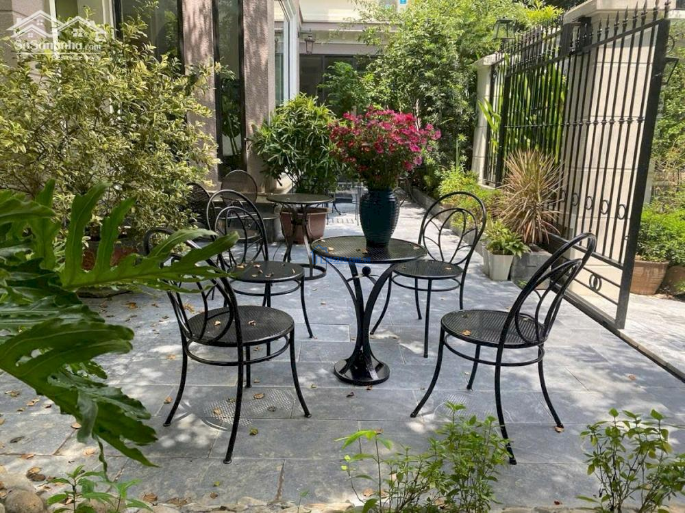 Bán biệt thự Nguyễn Chánh, 180m2 mặt tiền 12m, tặng full nội thất đẹp ở luôn
