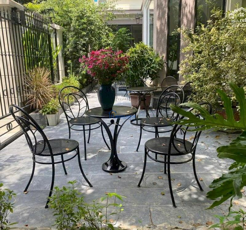 Bán biệt thự Nguyễn Chánh, 180m2 mặt tiền 12m, tặng full nội thất đẹp ở luôn