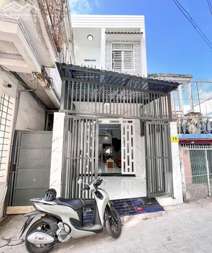 Nhà lầu nằm kế trường tiểu học Trần Quốc Toản, gần Chợ Xuân Khánh