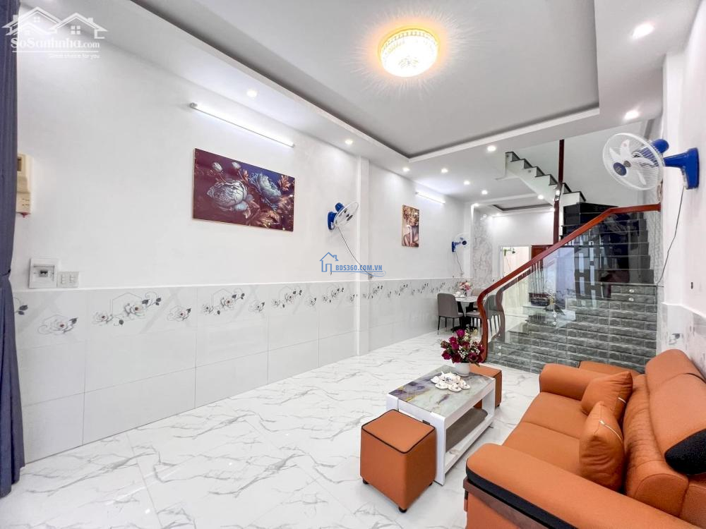 Nhà lầu nằm kế trường tiểu học Trần Quốc Toản, gần Chợ Xuân Khánh