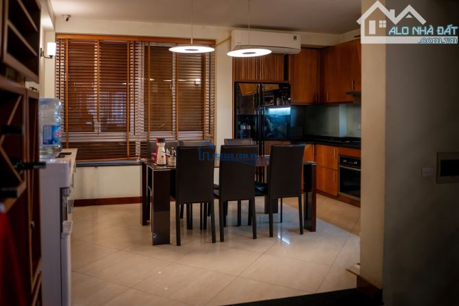 VC LỚN TUỔI BÁN GẤP 3 TẦNG ĐƯỜNG 2/9 HẢI CHÂU NGAY CẦU RỒNG VỀ Ở VỚI CON TRAI