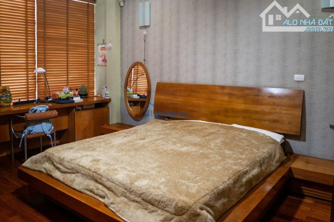 VC LỚN TUỔI BÁN GẤP 3 TẦNG ĐƯỜNG 2/9 HẢI CHÂU NGAY CẦU RỒNG VỀ Ở VỚI CON TRAI