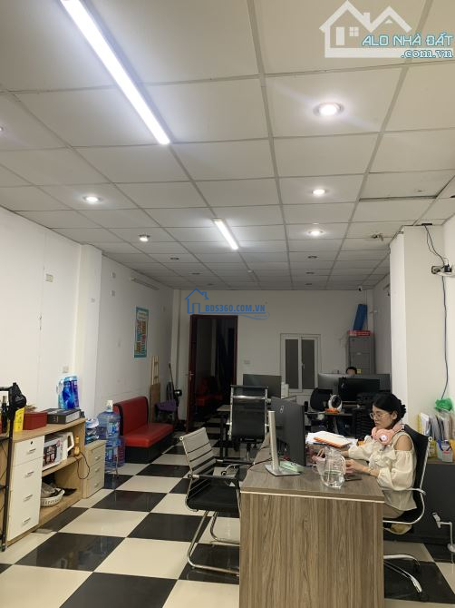 CẦN CHO THUÊ SÀN T2 TRUNG KÍNH NHỎ LÀM VĂN PHÒNG GIÁ DT80M2 GIÁ 8TR/T