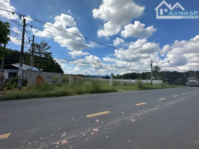 HÀNG HIẾM CHO LÔ ĐẤT MẶT TIỀN DT749A NGANG 50M GIÁ CHỈ CÓ 40 TỶ, CÓ SẴN 2400m2 THỔ CƯ
