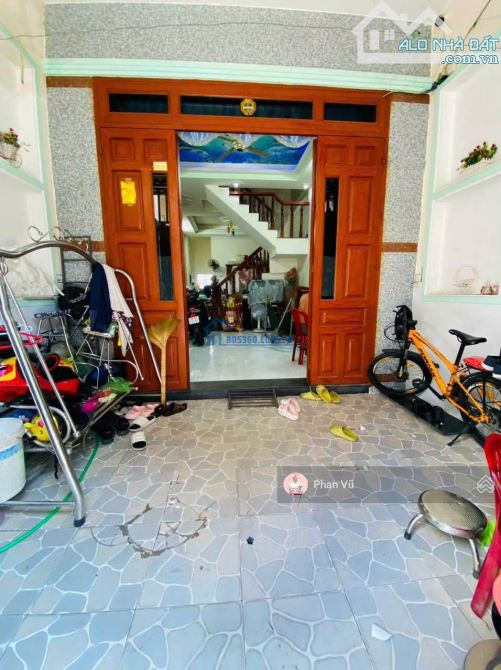 Nhà Đ. Nguyễn Du (cụm trường học Dĩ An). Hoàn công 3 Lầu. 4 p ngủ.