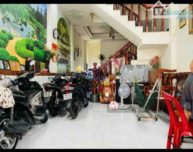 Nhà Đ. Nguyễn Du (cụm trường học Dĩ An). Hoàn công 3 Lầu. 4 p ngủ.