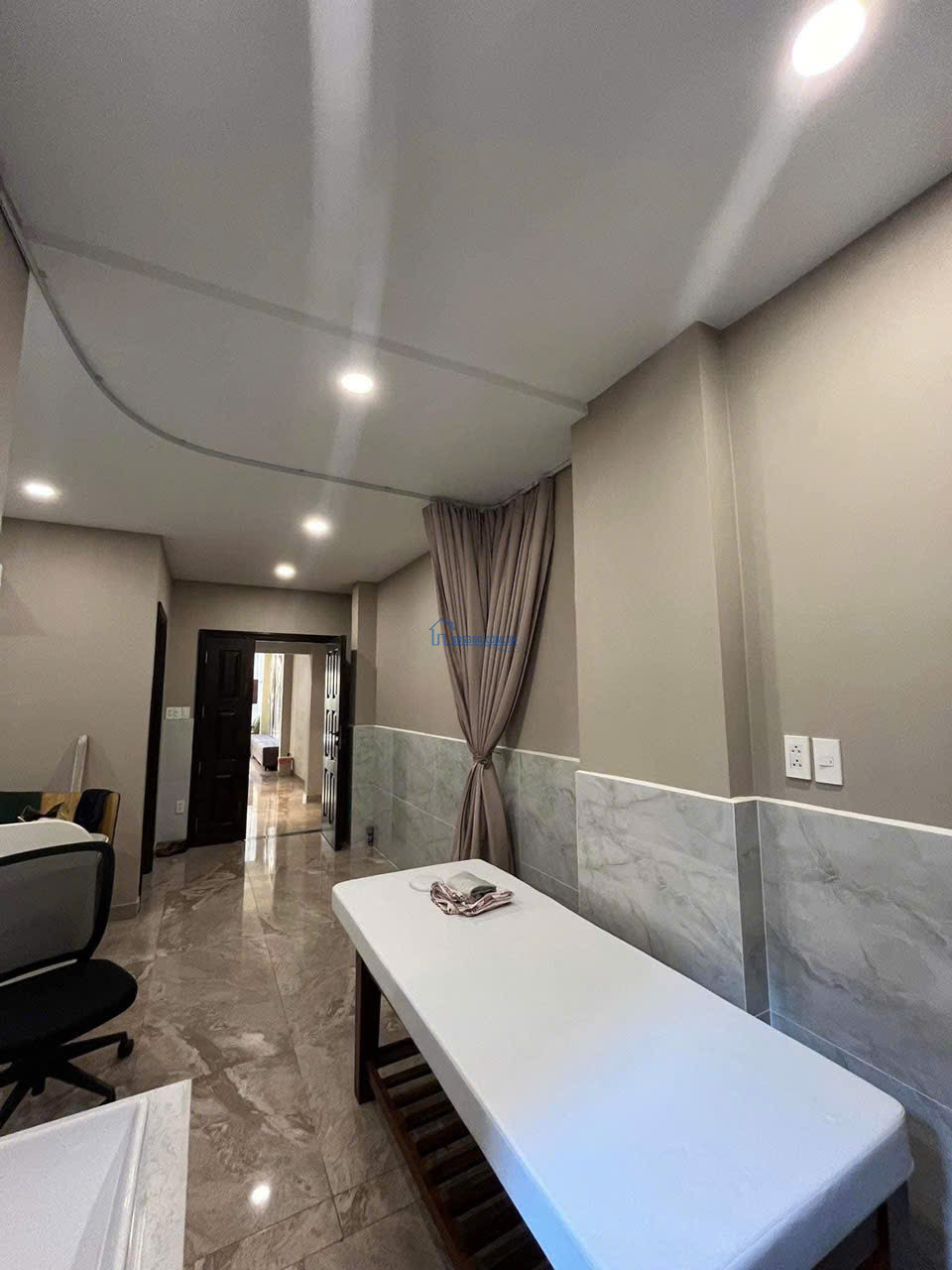 bán gấp nhà mặt tiền kinh doanh sầm uất. HUỲNH VĂN BÁNH - 51 TỶ hạ về 42 tỷ