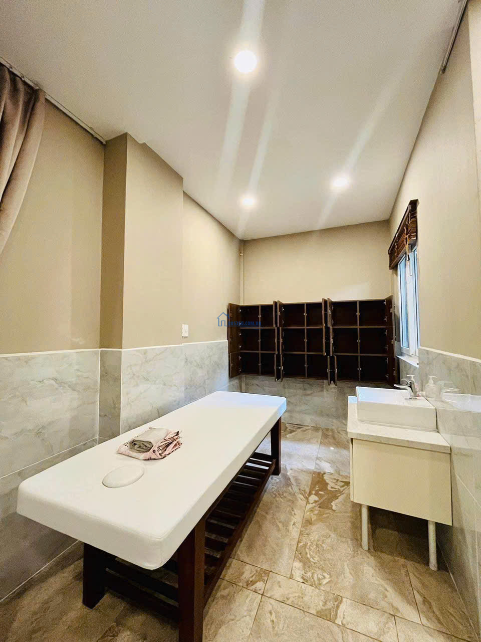 bán gấp nhà mặt tiền kinh doanh sầm uất. HUỲNH VĂN BÁNH - 51 TỶ hạ về 42 tỷ