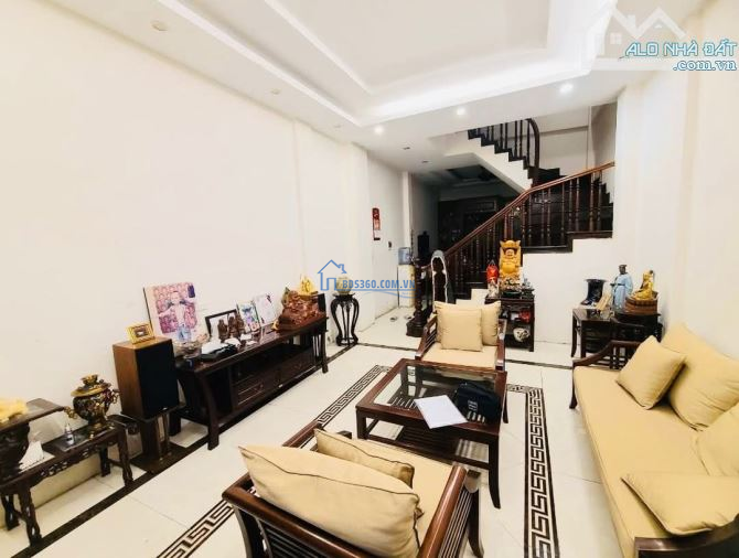 CỦA HIẾM Ở CẦU GIẤY DT42M2*MT4M*5TẦNG DÂN XÂY GẦN OTO. CHỈ 7.4 TỶ