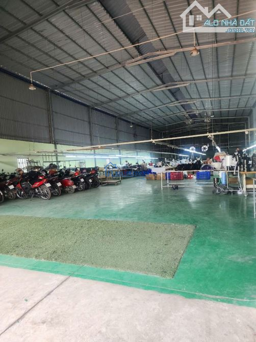 Cho thuê TPK Tân Uyên 900m nền epoxy sẵn văn phòng 3fa sản xuất
