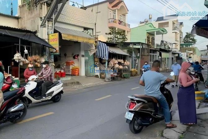 Chị Thảo nợ ngân hàng bán căn nhà Tân Kiên , Bình Chánh đang cho thuê 8tr/tháng