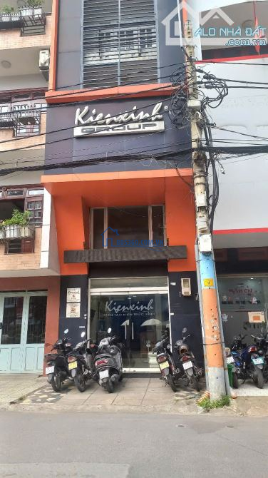 Văn phòng cho thuê Quận 10 – 4 tầng + lửng, đối diện công viên, xe hơi đỗ thoải mái