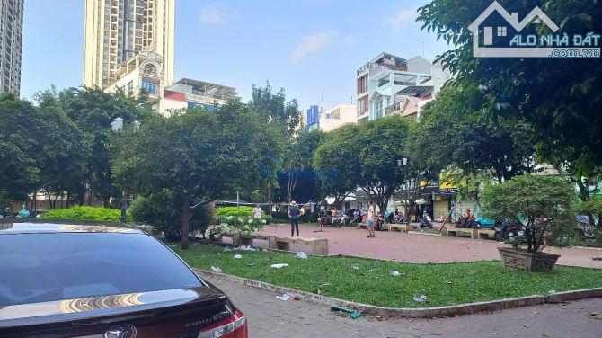 Văn phòng cho thuê Quận 10 – 4 tầng + lửng, đối diện công viên, xe hơi đỗ thoải mái