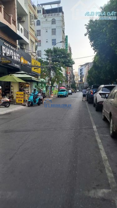 Văn phòng cho thuê Quận 10 – 4 tầng + lửng, đối diện công viên, xe hơi đỗ thoải mái