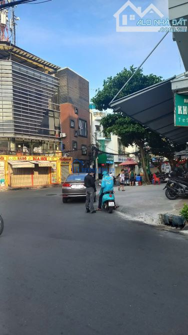 Văn phòng cho thuê Quận 10 – 4 tầng + lửng, đối diện công viên, xe hơi đỗ thoải mái