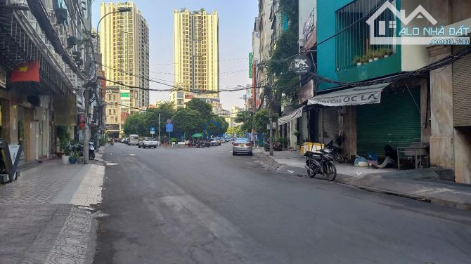 Văn phòng cho thuê Quận 10 – 4 tầng + lửng, đối diện công viên, xe hơi đỗ thoải mái