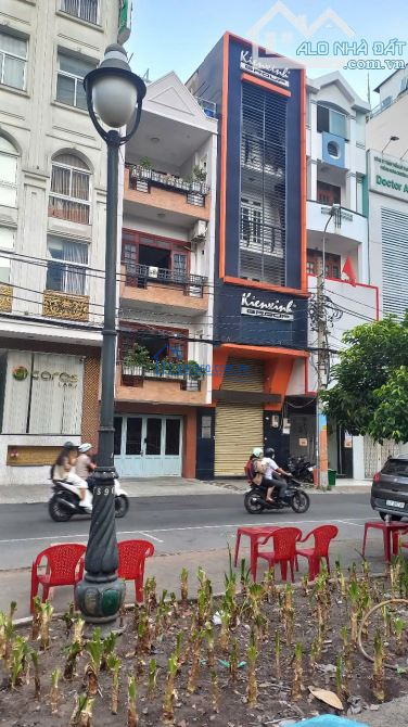 Văn phòng cho thuê Quận 10 – 4 tầng + lửng, đối diện công viên, xe hơi đỗ thoải mái